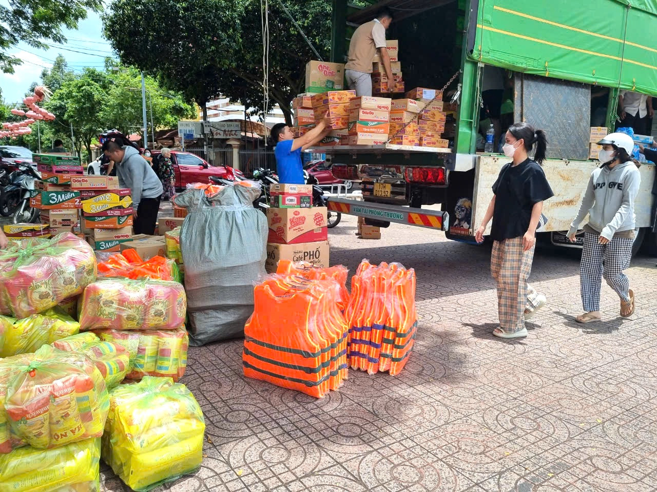 Hàng hóa được người dân bốc lên xe tải chở ra miền Bắc