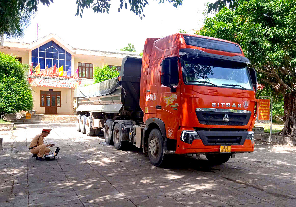 Đội CSGT Số 1 kiểm tra, xử lý đối với xe đầu kéo biển số 81H-019.24 kéo theo rơ mo óc biển số 81R-011.06