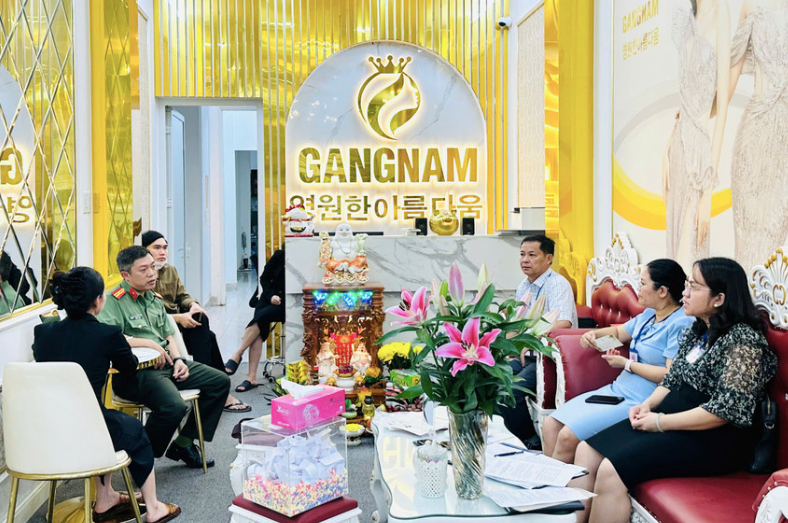 Đoàn kiểm tra của Sở Y tế và Công an tỉnh Gia Lai làm việc với đại diện của cơ sở dịch vụ thẩm mỹ Gang Nam Đoàn kiểm tra của Sở Y tế và Công an tỉnh Gia Lai làm việc với đại diện của cơ sở dịch vụ thẩm mỹ Gang Nam