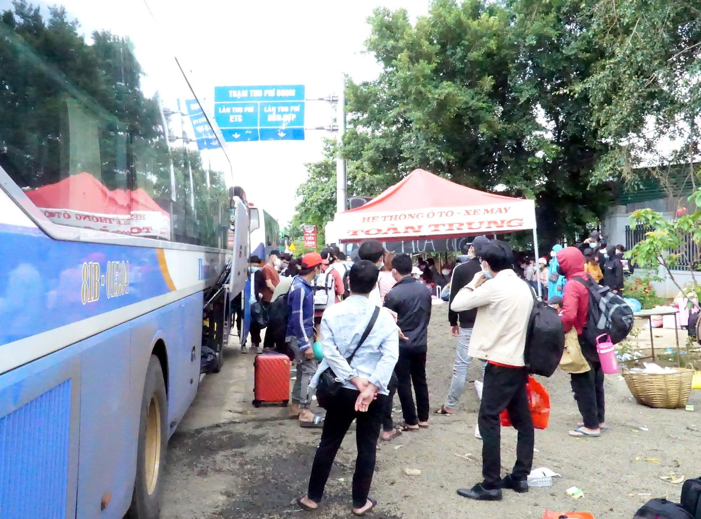 Người dân đợi kiểm tra dịch ở chốt kiểm dịch COVID-19 cầu 110. Khi đủ khoảng 300 người sẽ được Cảnh sát giao thông tỉnh Gia Lai dẫn đường về quê