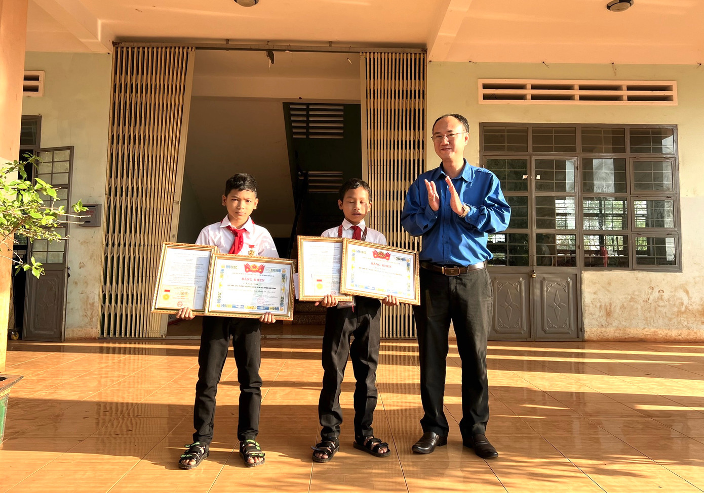 Anh Phan Hồ Giang - Phó Bí thư Thường trực Tỉnh Đoàn Gia Lai đã trao huy hiệu “Tuổi trẻ dũng cảm” cho hai em nhỏ mưu trí, dũng cảm