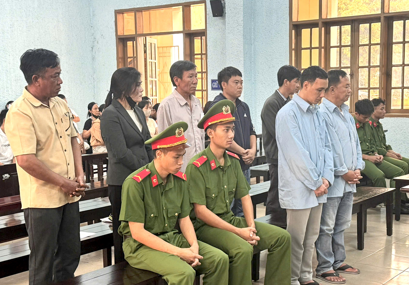 Các bị cáo tại phiên toà.