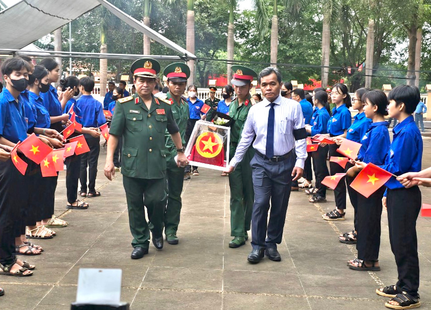 Trung tướng Trịnh Đình Thạch - Chính ủy Quân khu 5 (bên trái) và Bí thư Tỉnh uỷ Gia Lai Hồ Văn Niên di chuyển hài cốt liệt sĩ về vị trí an táng Trung tướng Trịnh Đình Thạch - Chính ủy Quân khu 5 (bên trái) và Bí thư Tỉnh uỷ Gia Lai Hồ Văn Niên di chuyển hài cốt liệt sĩ về vị trí an táng