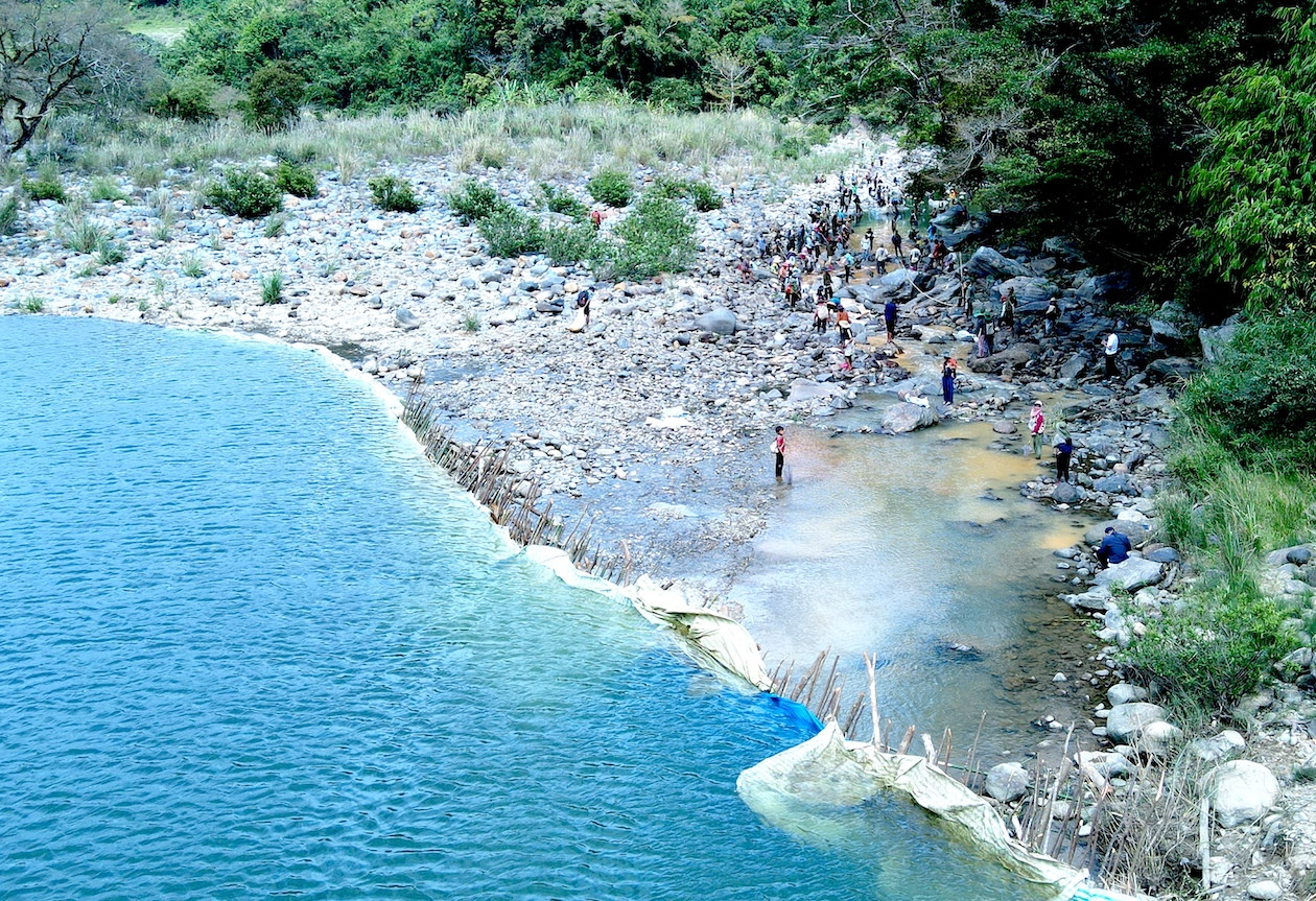 Người Giẻ Triêng chọn thời điểm nắng, ít mưa để ngăn suối.