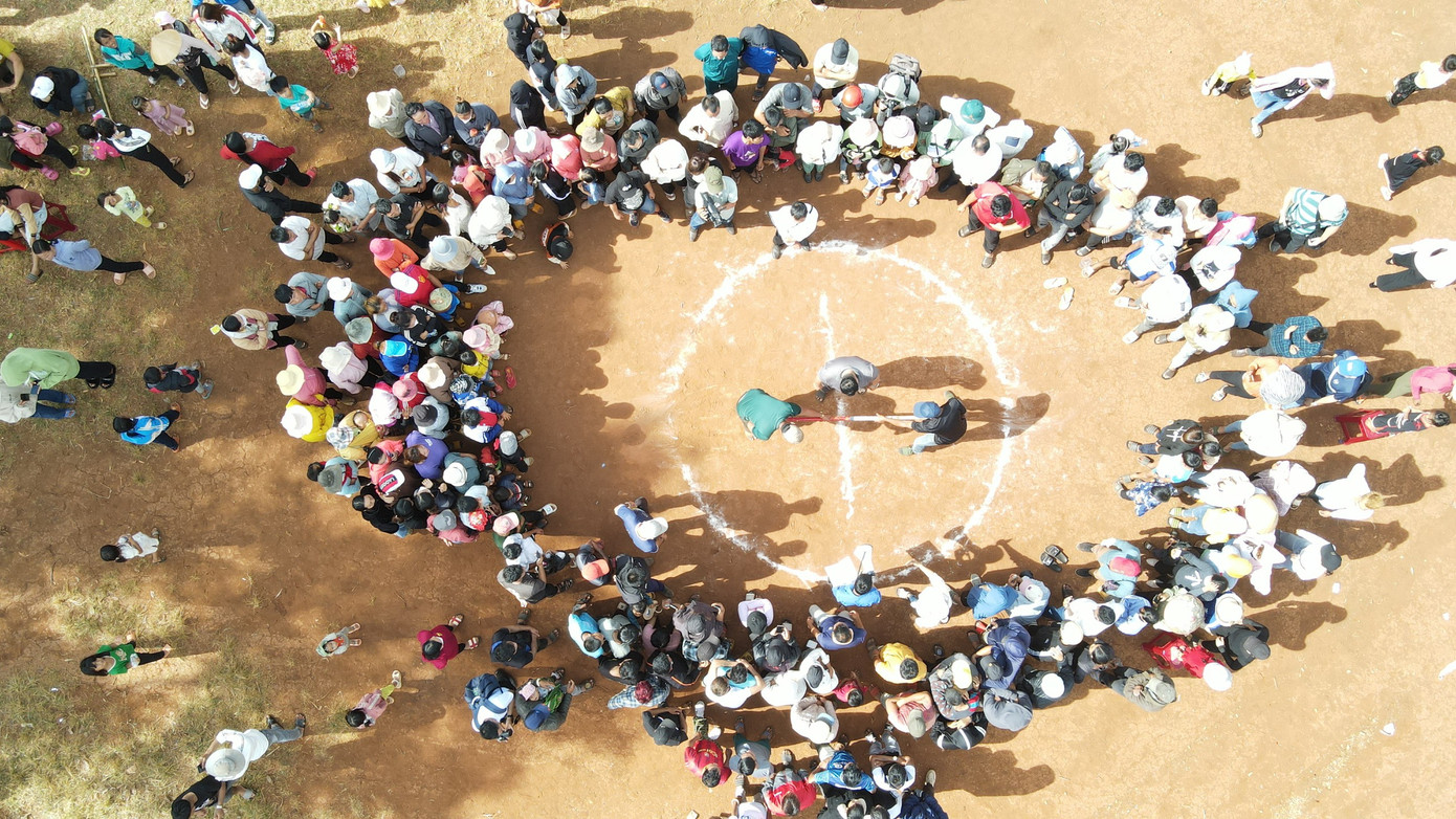 Tiếp đó, các thanh niên trong buôn, xã tranh tài kịch tính với các trò chơi dân gian như kéo co, đẩy gậy, nhảy bao bố, đi cà kheo. Đông đảo người dân dõi theo, cổ vũ.