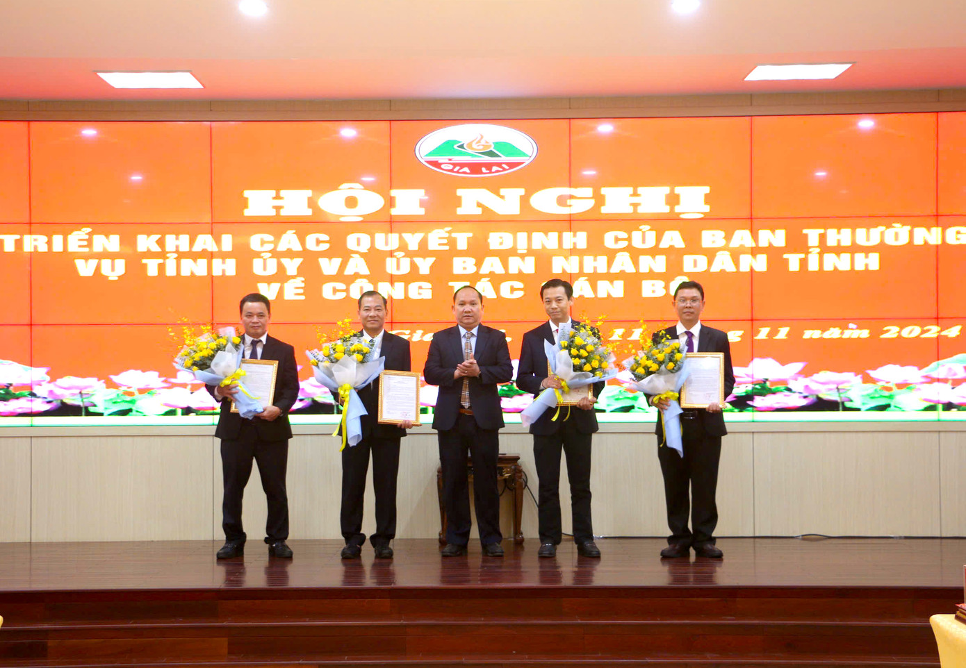 Chủ tịch UBND tỉnh Gia Lai tặng hoa chúc mừng các cán bộ được Ban Thường vụ Tỉnh ủy, UBND tỉnh tin tưởng, điều động, bổ nhiệm và giới thiệu ứng cử giữ các cương vị, trọng trách mới.