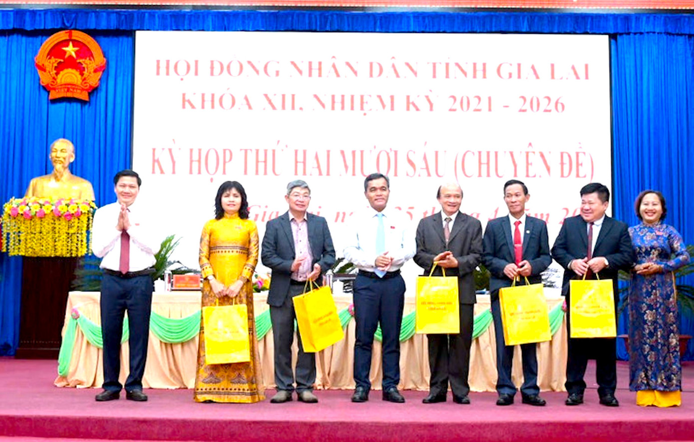 Các đại biểu đã biểu quyết thông qua Nghị quyết về việc miễn nhiệm chức danh của các Ủy viên UBND tỉnh khóa XII. Các đại biểu đã biểu quyết thông qua Nghị quyết về việc miễn nhiệm chức danh của các Ủy viên UBND tỉnh khóa XII.