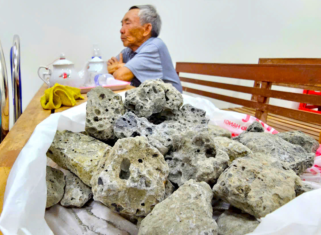 Đá "phổi" dùng để làm đường hẻm ở phường Hội Phú Đá "phổi" dùng để làm đường hẻm ở phường Hội Phú