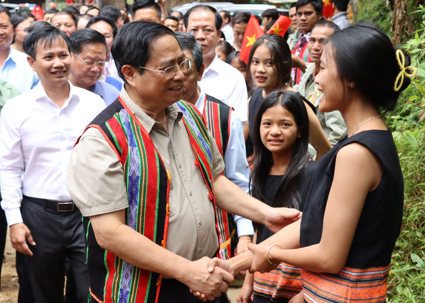 Người dân, học sinh xã Măng Ri đón Thủ tướng tới thăm