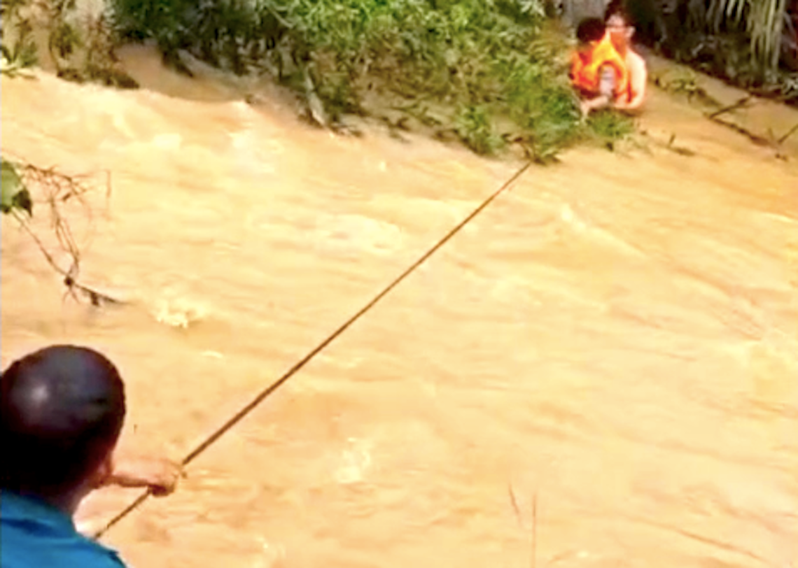 Thời điểm Công an xã Đak Djrăng giải cứu được anh Thắng. Thời điểm Công an xã Đak Djrăng giải cứu được anh Thắng.