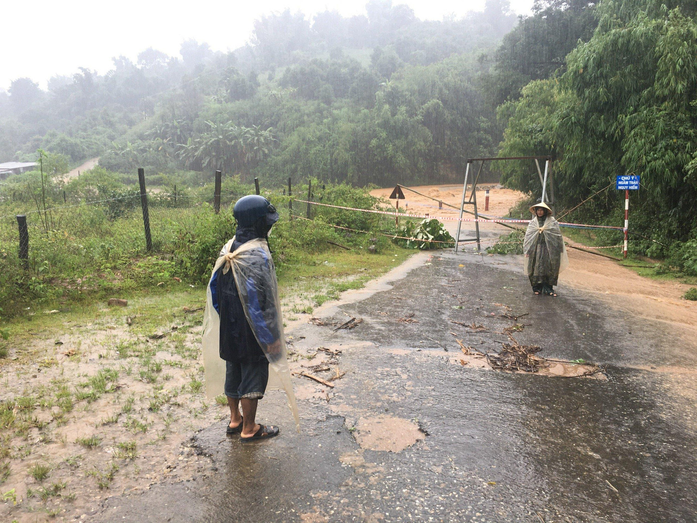 Tại huyện Tu Mơ Rông, nước lũ đổ về chia cắt nhiều tuyến đường liên xã, chính quyền địa phương phải giăng dây, ngăn người dân không đi qua lại nguy hiểm đến tính mạng. Cũng tại Kon Tum, huyện Đăk Tô, thống kê ban đầu có khoảng 20ha diện tích lúa nước, hoa màu và cây công nghiệp ven sông đã bị ngập. Đặc biệt, tại huyện Ngọc Hồi của tỉnh này, tổng diện tích bị ngập nước trên 200ha cây trồng các loại.