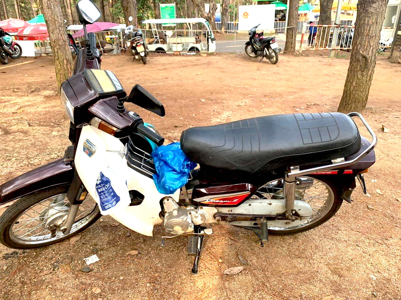 Chiếc xe máy nạn nhân để lại ở bãi để xe khu vực Biển Hồ