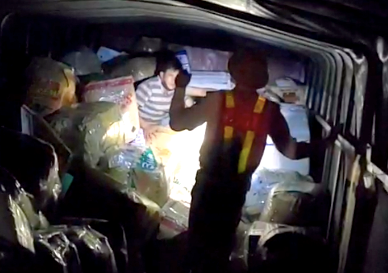 CSGT kiểm tra phát trong nhiều thùng xe tải "luồng xanh" có người lẩn trốn để qua chốt kiểm dịch