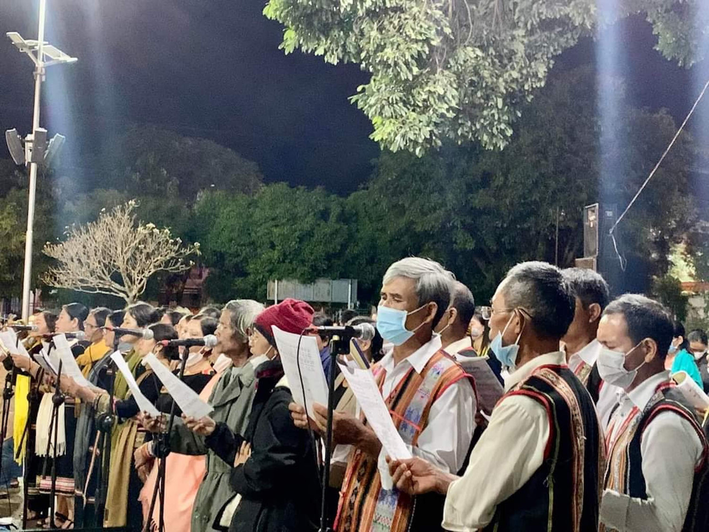 Hàng trăm người cùng ca hát vang vọng thành phố xinh đẹp này