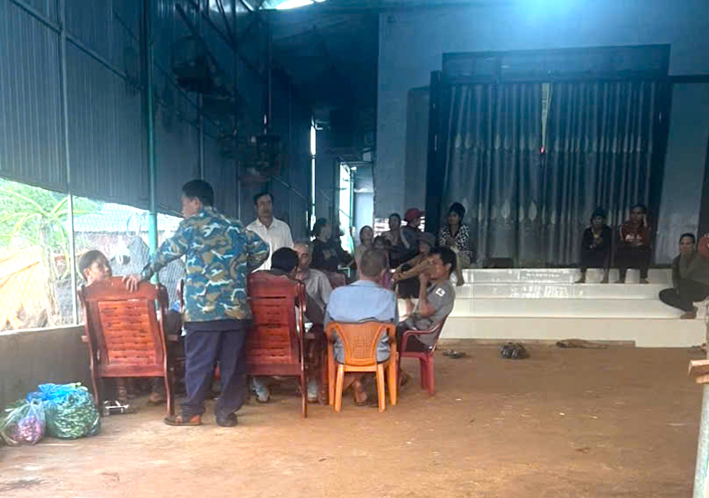 Chính quyền địa phương đến chia buồn với gia đình nạn nhân