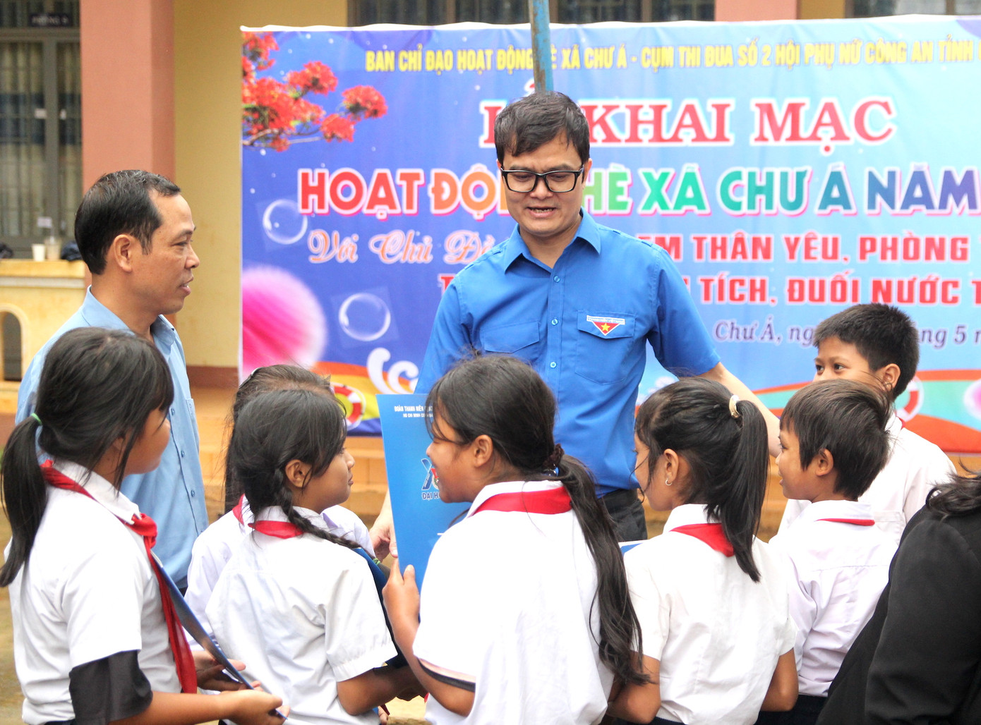 Bí thư thứ nhất T.Ư Đoàn trò chuyện với các em nhỏ Trường Tiểu học Lê Lai cơ sở 2 Bí thư thứ nhất T.Ư Đoàn trò chuyện với các em nhỏ Trường Tiểu học Lê Lai cơ sở 2