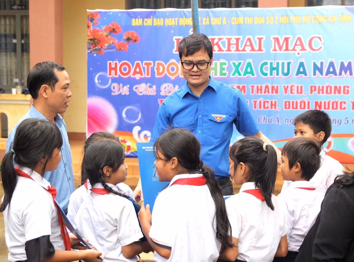 Bí thư thứ nhất T.Ư Đoàn trò chuyện với các em nhỏ Trường Tiểu học Lê Lai cơ sở 2