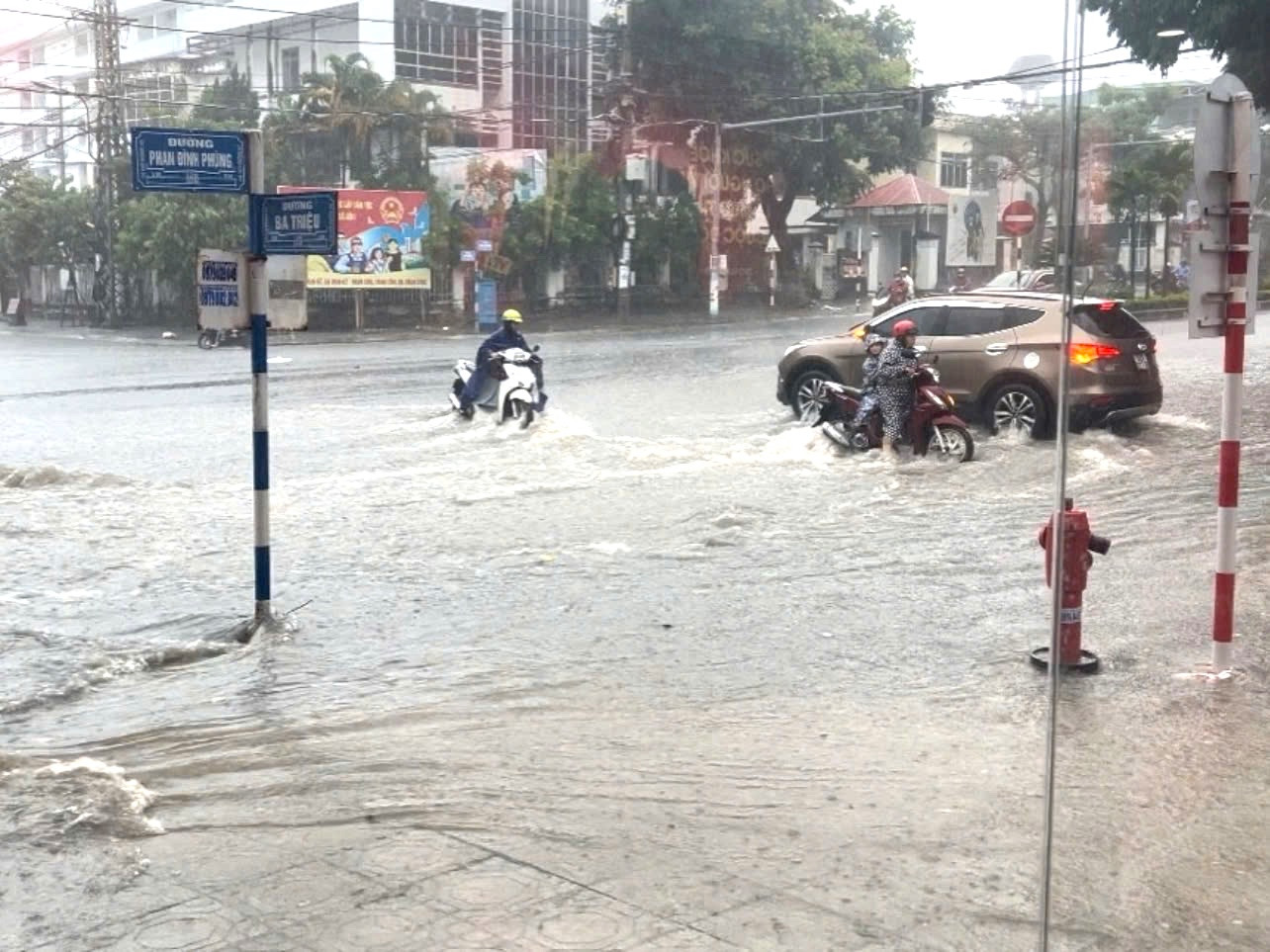 Các tuyến đường bị ngập nặng nhất là Bà Triệu, Phan Chu Trinh, Lý Tự Trọng, Ngô Quyền, Trần Hưng Đạo... Các phương tiện giao thông qua lại rất khó khăn. Các tuyến đường bị ngập nặng nhất là Bà Triệu, Phan Chu Trinh, Lý Tự Trọng, Ngô Quyền, Trần Hưng Đạo... Các phương tiện giao thông qua lại rất khó khăn.