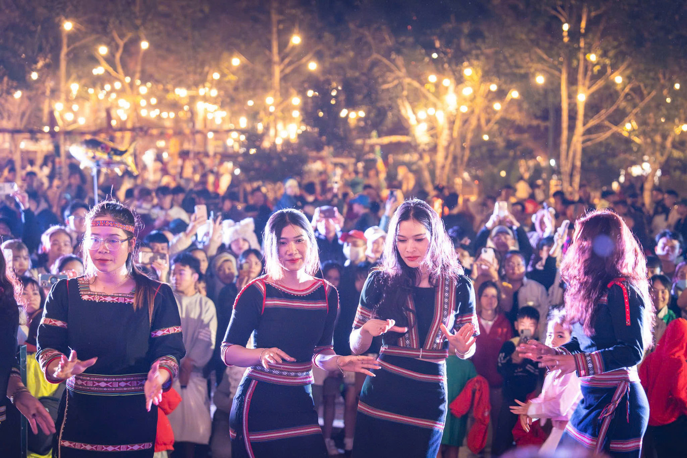 Những ban nhạc nổi tiếng, các cô "sơn nữ" hát hò, nhảy múa dưới tán rừng thông tuyệt đẹp.