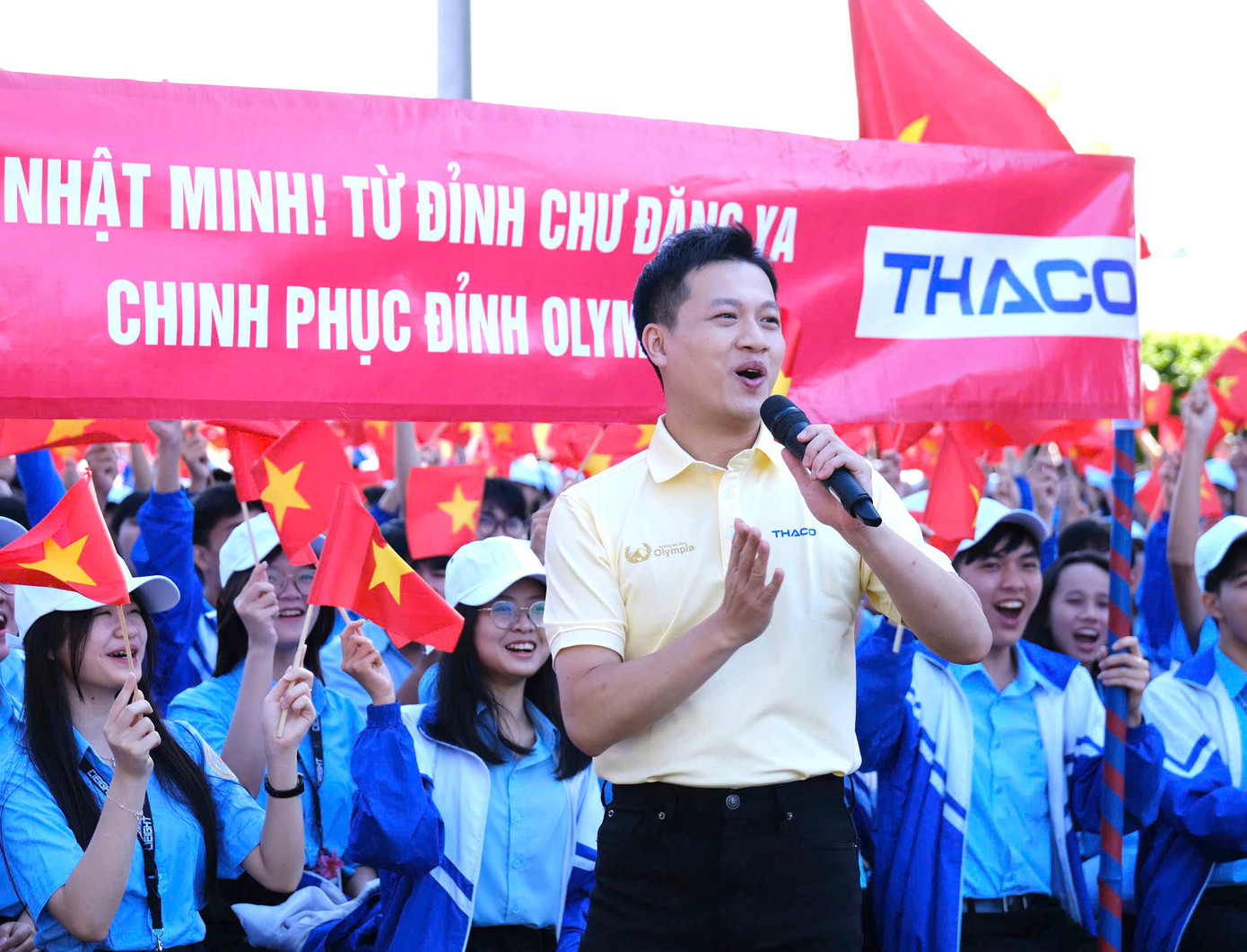 Bạn bè của Nguyễn Quốc Nhật Minh đến cổ vũ cho chàng trai "phố núi"