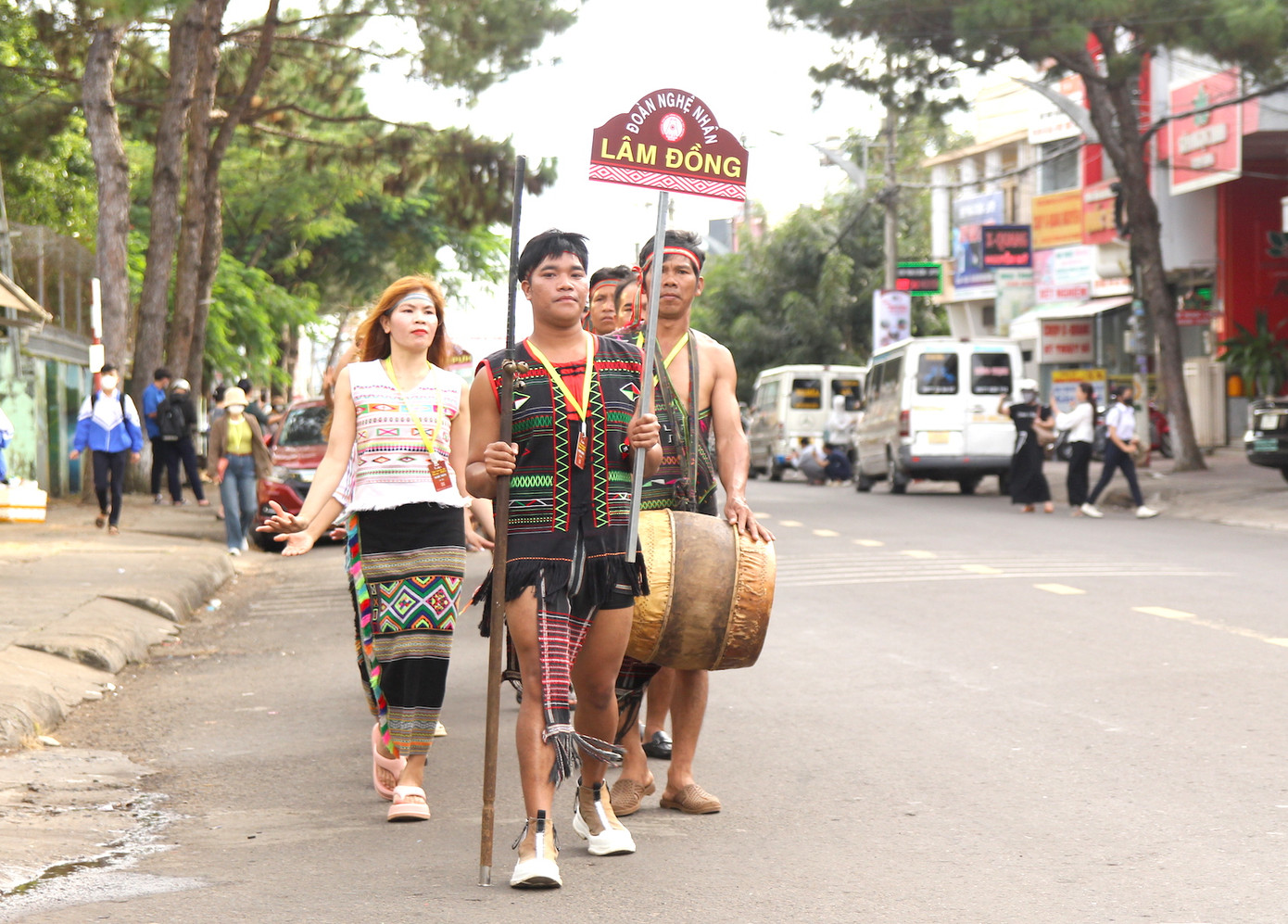 Đoàn nghệ nhân của tỉnh Lâm Đồng trên đường Lê Lợi, thành phố Pleiku.