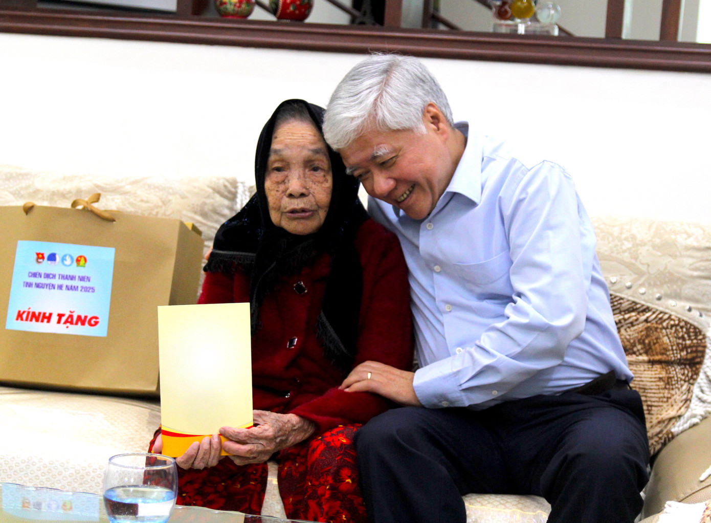 Ông Đỗ Văn Chiến và Mẹ Việt Nam anh hùng Lê Thị Thọ