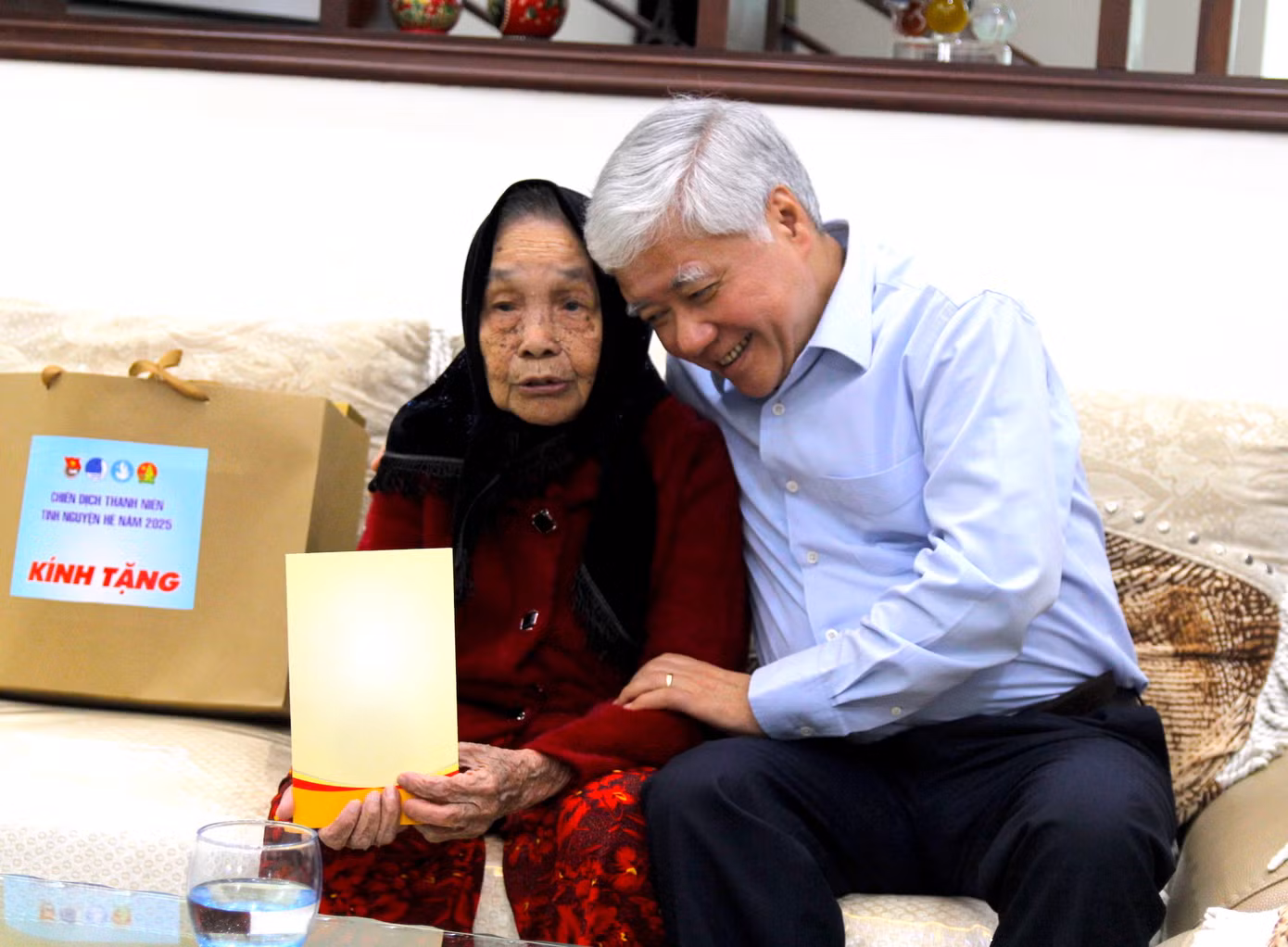 Ông Đỗ Văn Chiến và Mẹ Việt Nam anh hùng Lê Thị Thọ