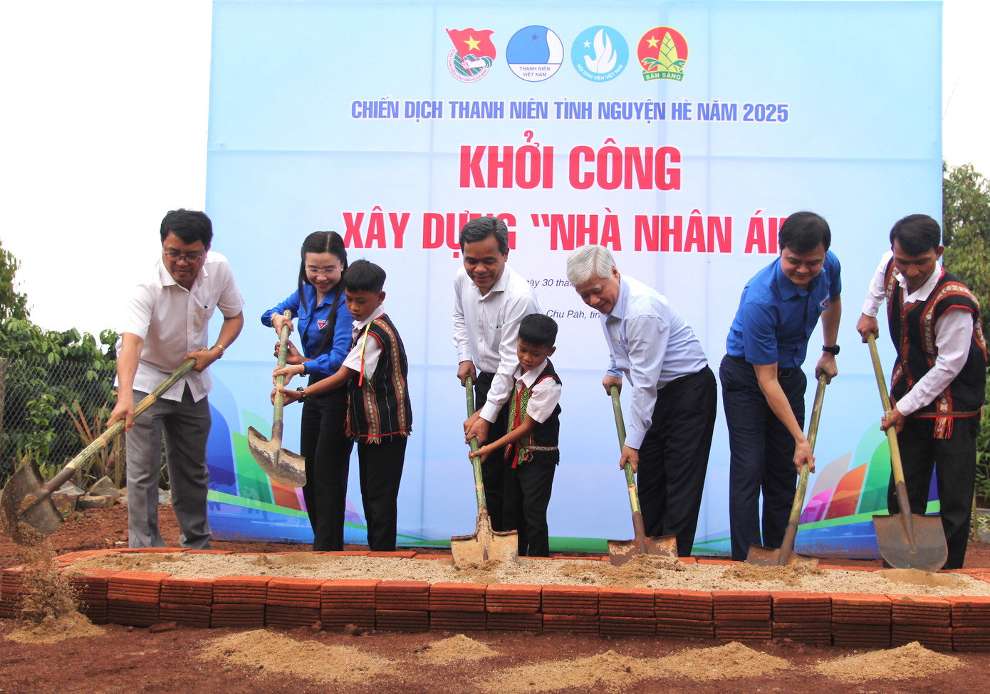 Đồng chí Đỗ Văn Chiến (thứ ba từ phải qua), anh Bùi Quang Huy (thứ hai từ phải qua) và các lãnh đạo tỉnh Gia Lai thực hiện nghi lễ khởi công Ngôi nhà hạnh phúc cho gia đình em Quyên.