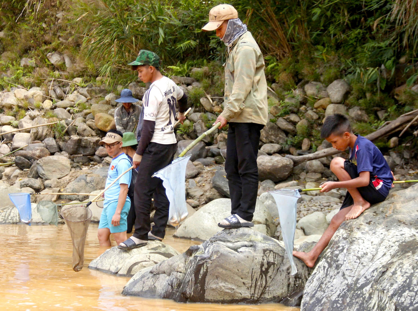 Mọi người vui vẻ, chờ cá say thuốc nổi lên để vớt.