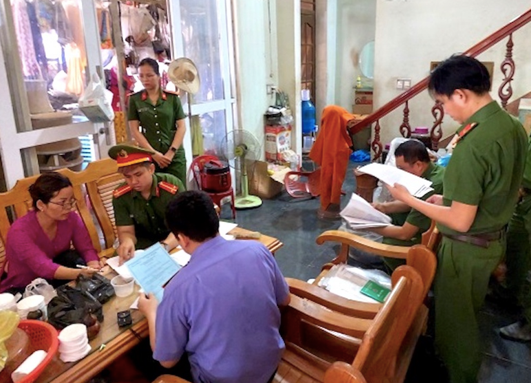 Cơ quan chức năng khám xét nơi ở của Phạm Hoài Nhân. Ảnh: Hoàng Vũ