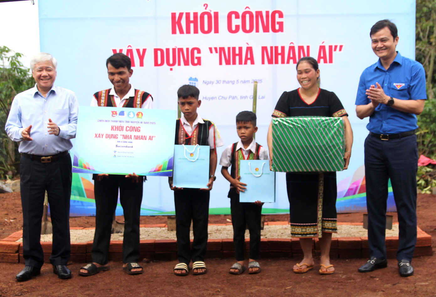 Chủ tịch Ủy ban T.Ư Mặt trận Tổ quốc Việt Nam Đỗ Văn Chiến và anh Bùi Quang Huy tặng quà cho gia đình em Quyên.