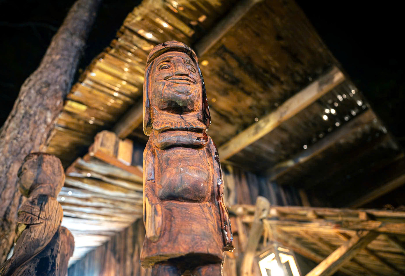 Phố đêm Măng Đen với nét nổi bật là lối đi, cổng chào, các gian hàng được thiết kế và xây dựng bằng vật liệu tự nhiên, thân thiện với môi trường, hài hòa với cảnh quan rừng thông hiện có.