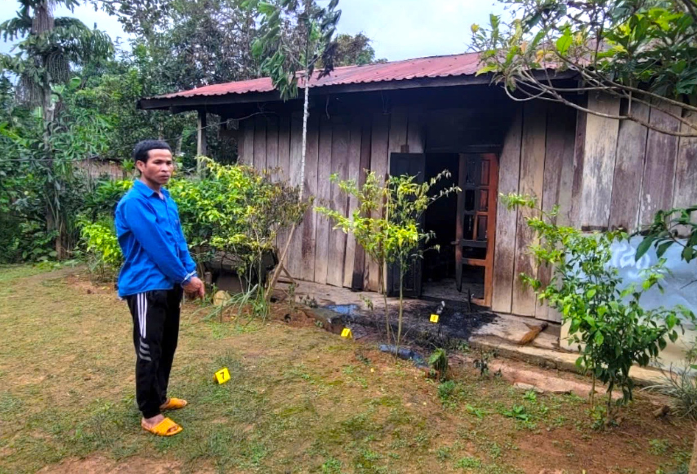 Đối tượng Dô tại hiện trường mà bản thân đã gây án Đối tượng Dô tại hiện trường mà bản thân đã gây án