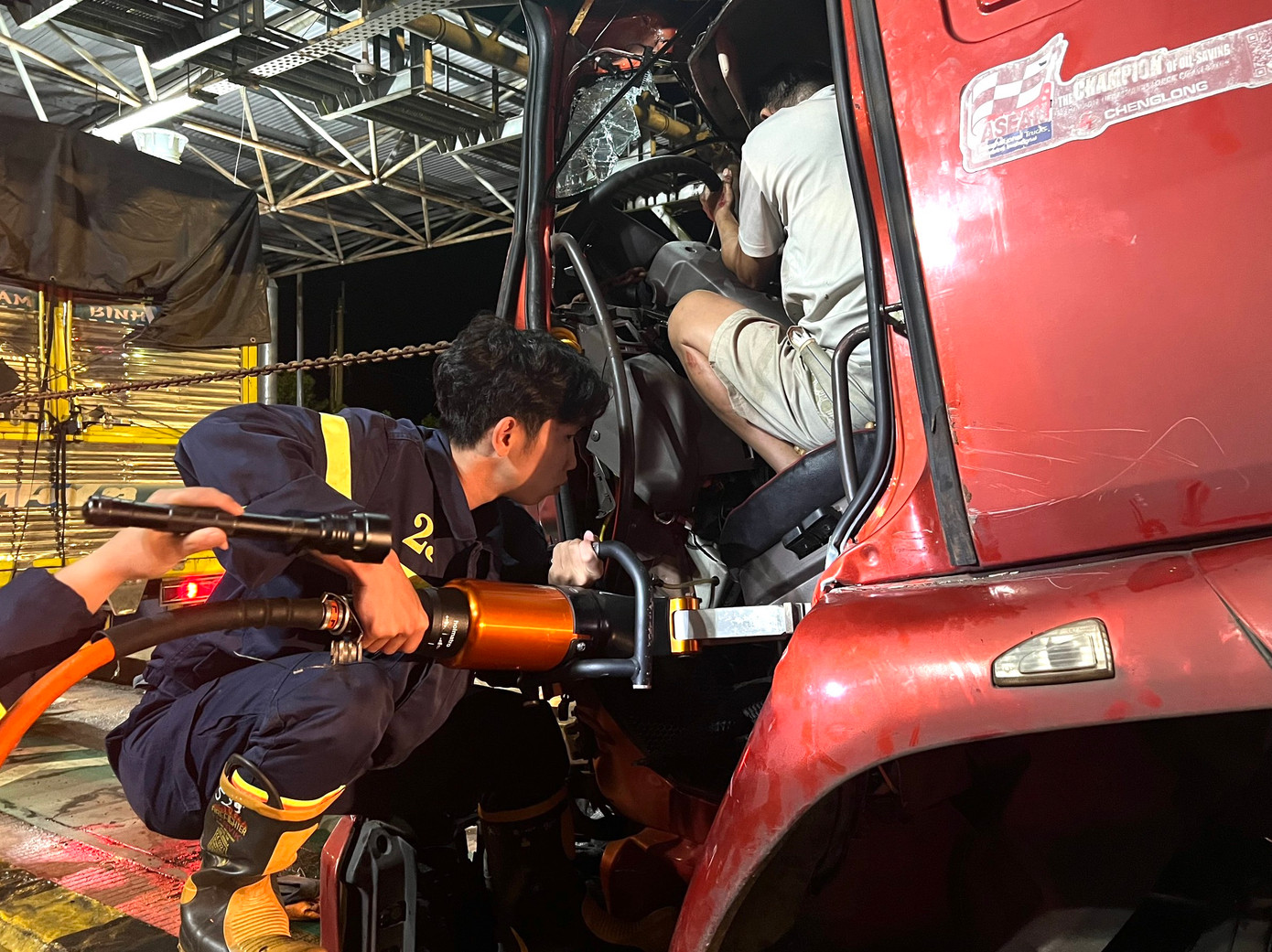 Lực lượng cứu hộ sử dụng các thiết bị chuyên dụng để giải cứu tài xế. Lực lượng cứu hộ sử dụng các thiết bị chuyên dụng để giải cứu tài xế.