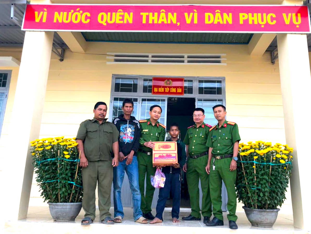 Lực lượng công an tặng quà cho em Đinh Thên