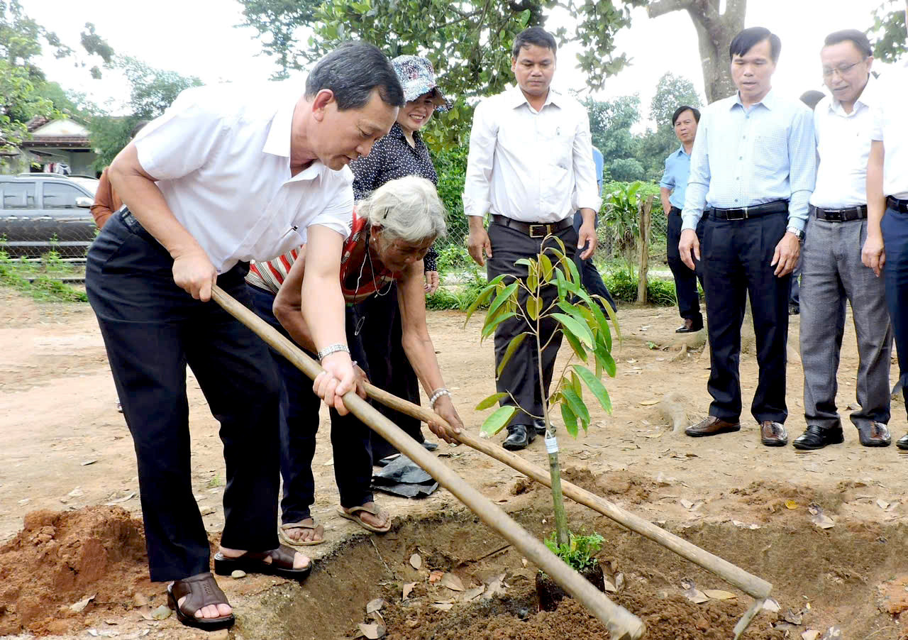 Bí thư Tỉnh uỷ Kon Tum Dương Văn Trang (ngoài cùng từ trái qua) cùng bà con địa phương trồng sầu riêng Bí thư Tỉnh uỷ Kon Tum Dương Văn Trang (ngoài cùng từ trái qua) cùng bà con địa phương trồng sầu riêng