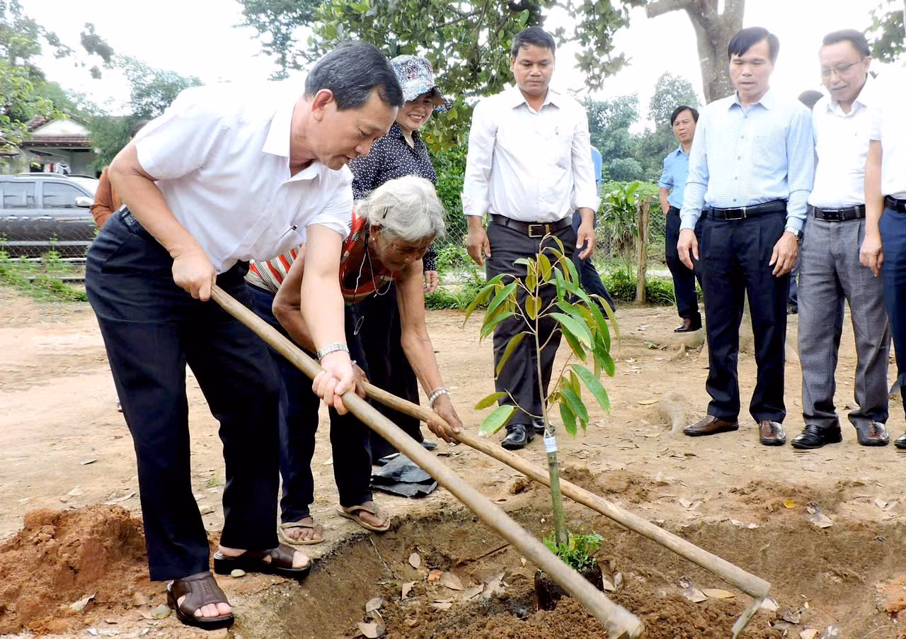 Bí thư Tỉnh uỷ Kon Tum Dương Văn Trang (ngoài cùng từ trái qua) cùng bà con địa phương trồng sầu riêng