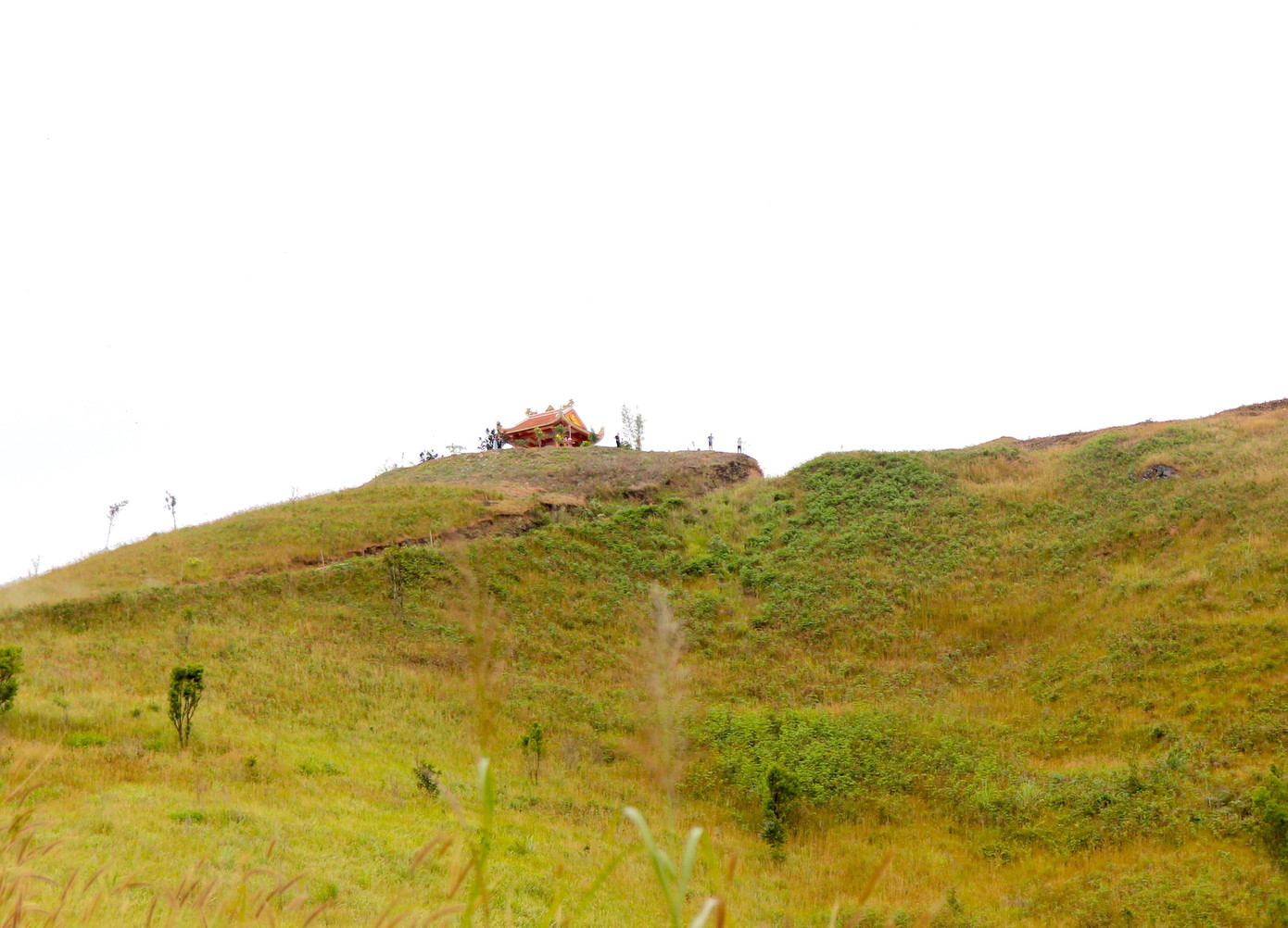 Những du khách đã lên đỉnh của đồi Sạc Ly đều có một cảm giác khó tả bởi núi sông hùng vỹ. Những du khách đã lên đỉnh của đồi Sạc Ly đều có một cảm giác khó tả bởi núi sông hùng vỹ.