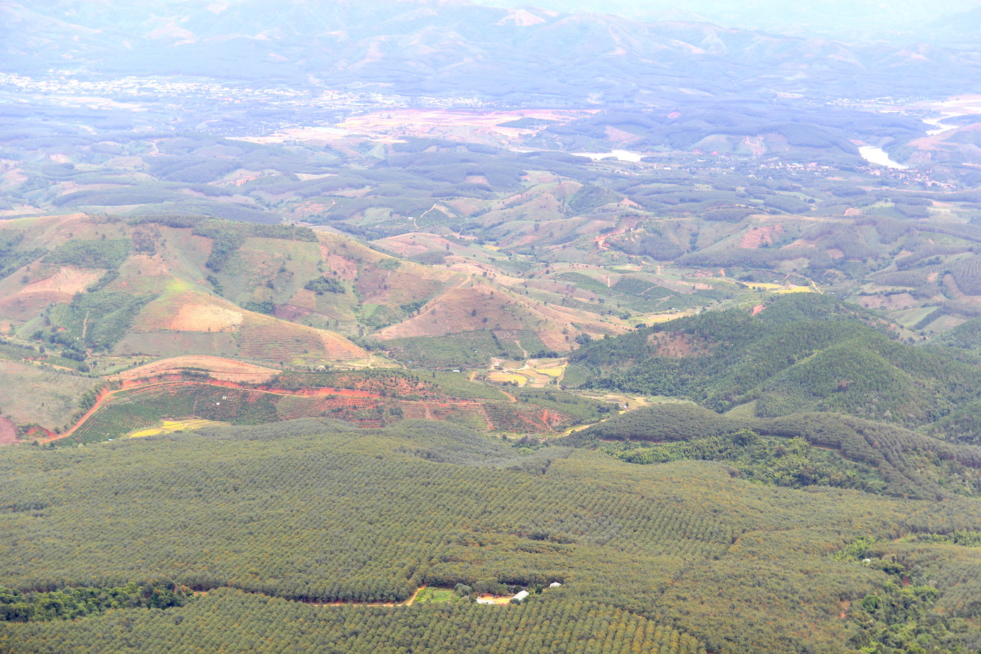 Những du khách đã lên đỉnh của đồi Sạc Ly đều có một cảm giác khó tả bởi núi sông hùng vỹ. Những du khách đã lên đỉnh của đồi Sạc Ly đều có một cảm giác khó tả bởi núi sông hùng vỹ.