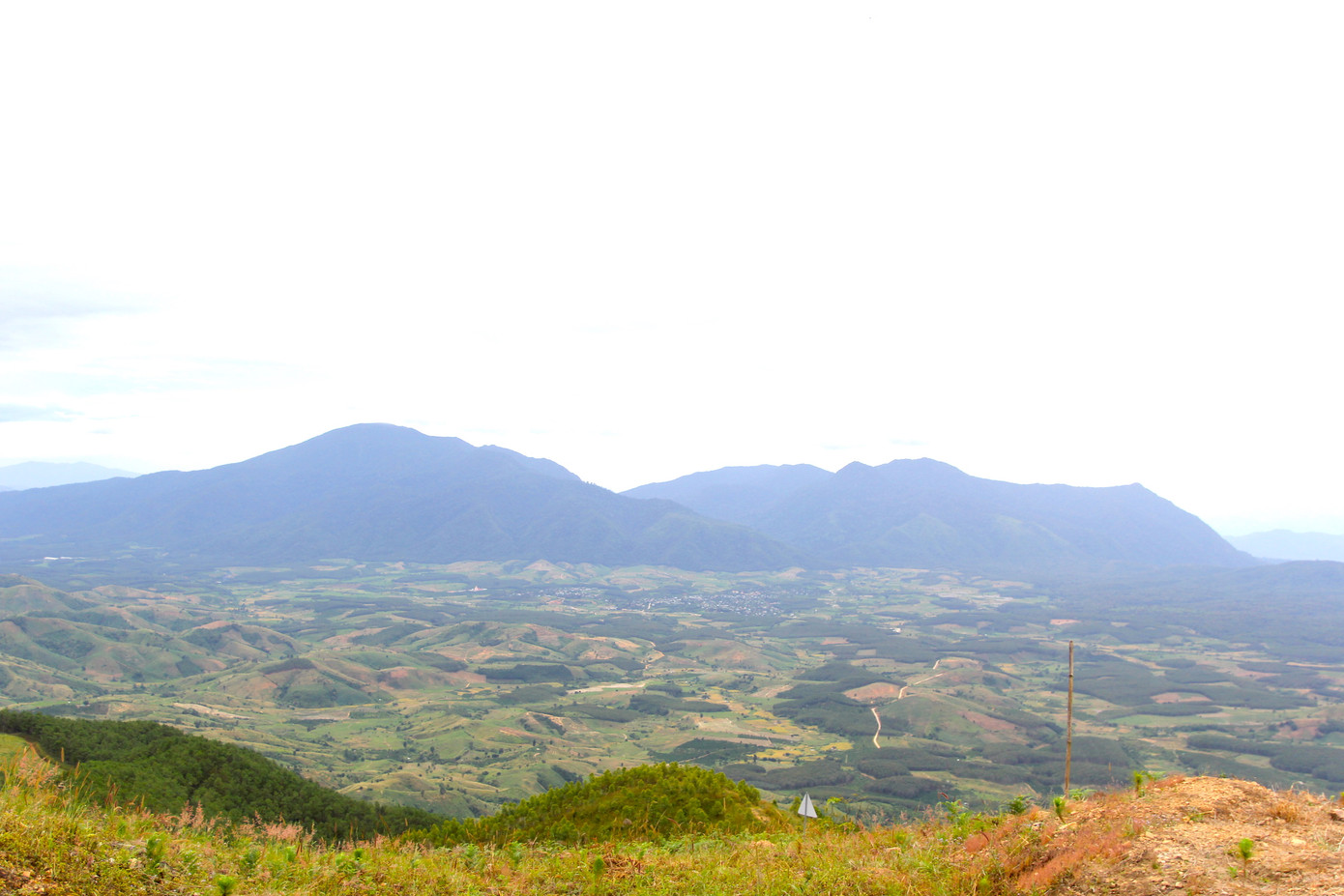 Đỉnh núi Chư Mom Ray được gói gọn trong tầm mắt từ đồi Sạc Ly. Đỉnh núi Chư Mom Ray được gói gọn trong tầm mắt từ đồi Sạc Ly.