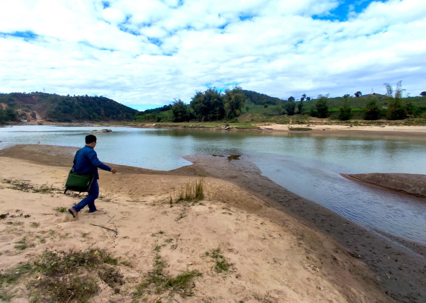 Đoạn sông Đăk Bla chảy qua làng du lịch ở TP Kon Tum