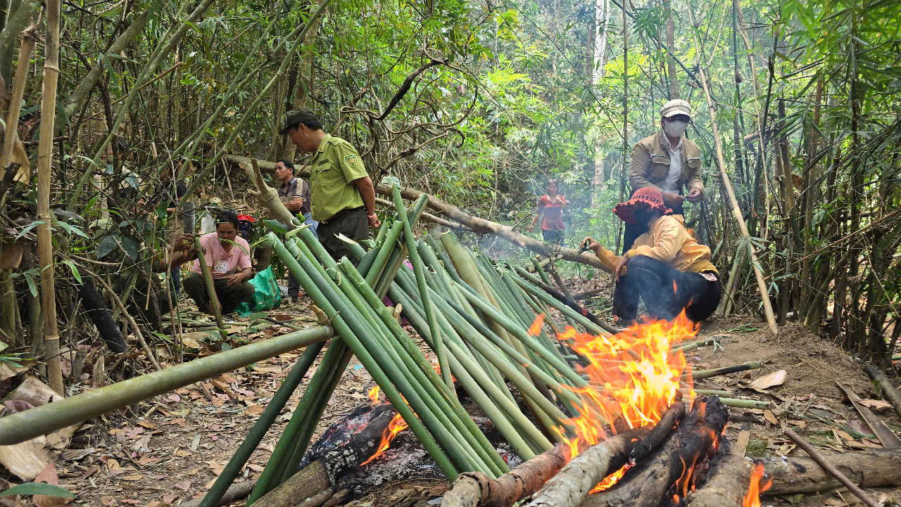 Sáng sớm, người dân hai làng Ograng và De Chí chuẩn bị một con heo và các loại thực phẩm, vật dụng khác đi hơn chục cây số lên núi, đến khu vực suối Ia Cor. Cùng đi là cả chục cán bộ kiểm lâm tham gia hỗ trợ bà con.