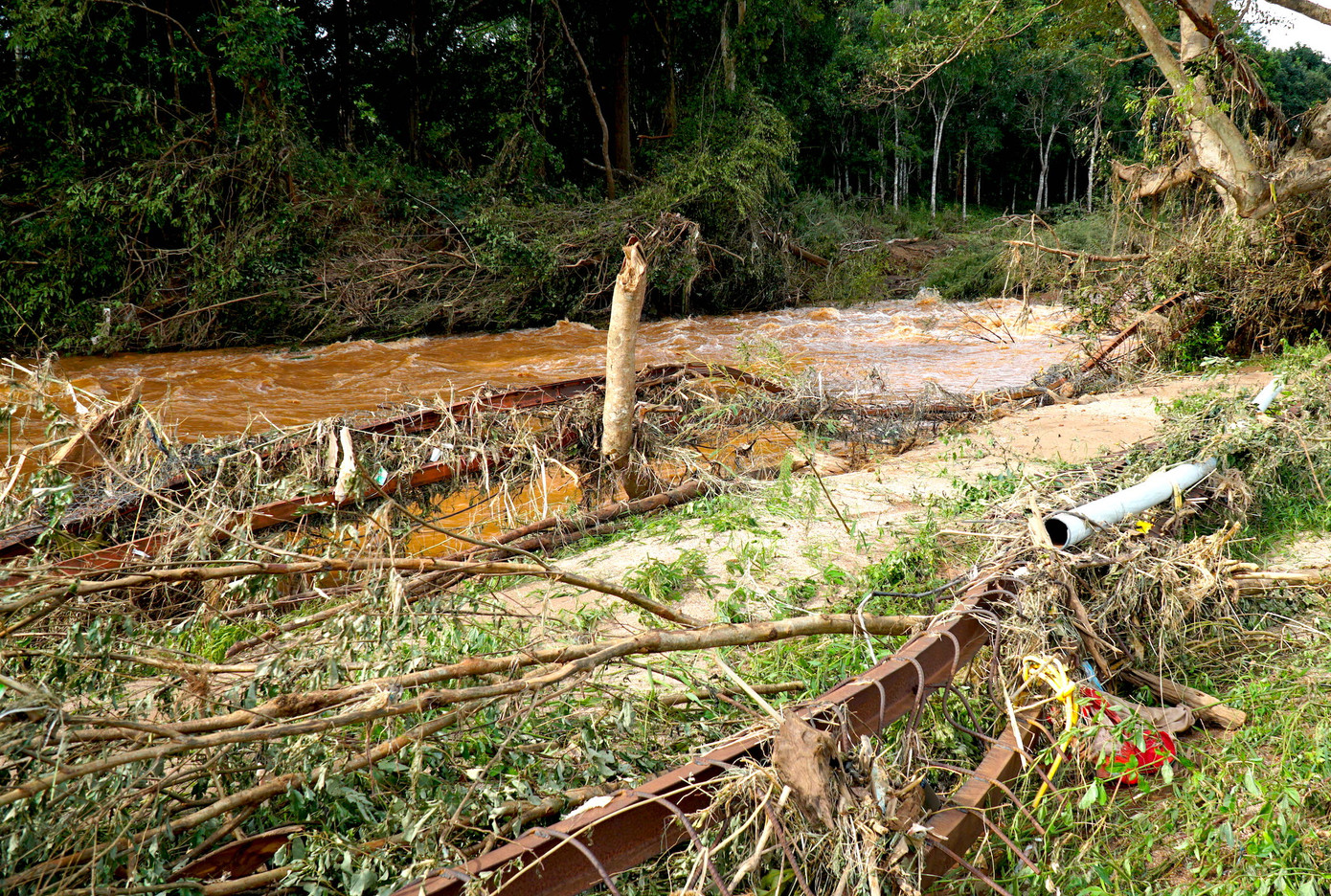Rào sắt dưới hạ du cũng bị hư hại