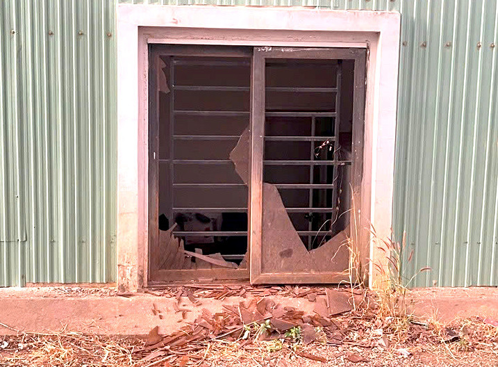 Cả cửa kính nhà người dân cũng vỡ vụn bởi sức ép lớn từ vụ nổ Cả cửa kính nhà người dân cũng vỡ vụn bởi sức ép lớn từ vụ nổ