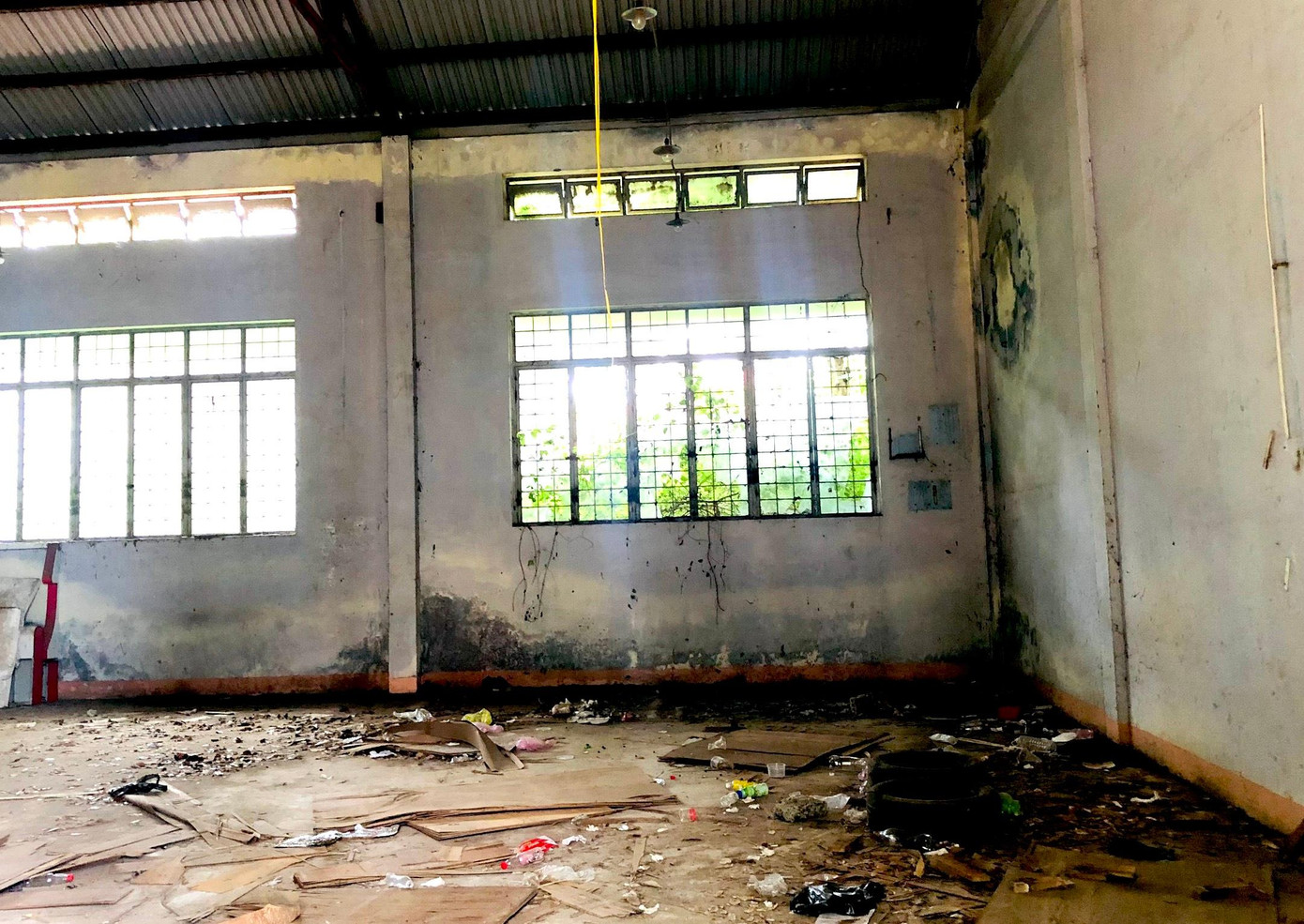 Bàn ghế chất đống, hư hỏng