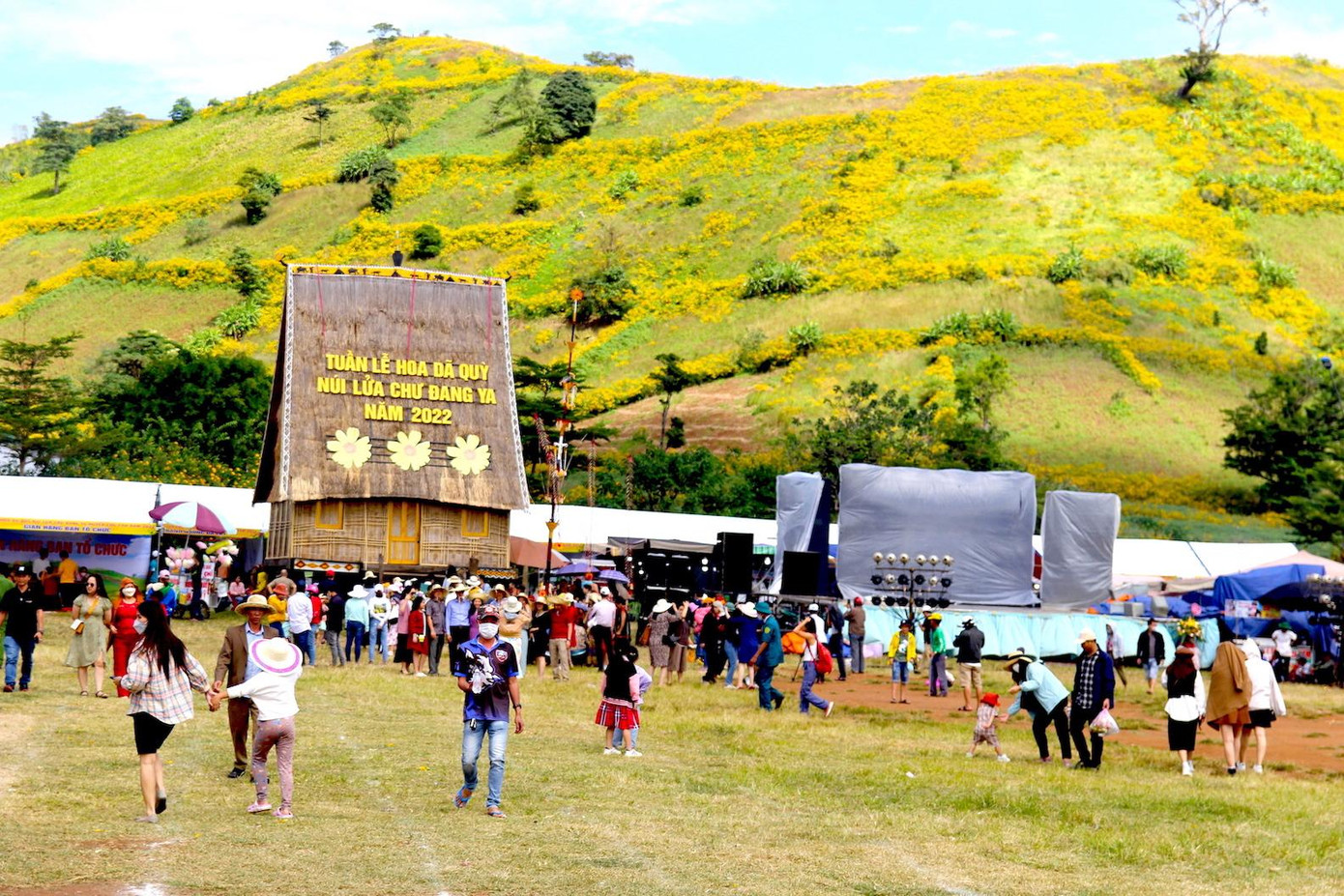 Tuần lễ hoa dã quỳ-núi lửa Chư Đang Ya đang diễn ra tại sân nhà rông làng Ia Gri (xã Chư Đang Ya) từ ngày 11-17/11. Ngoài được mua các sản vật địa phương, du khách còn được nghe tiếng cồng chiêng, nhảy dưới ánh lửa. Lễ hội năm nay còn có hoạt động bay trải nghiệm dù lượn ngắm Chư Đang Ya.