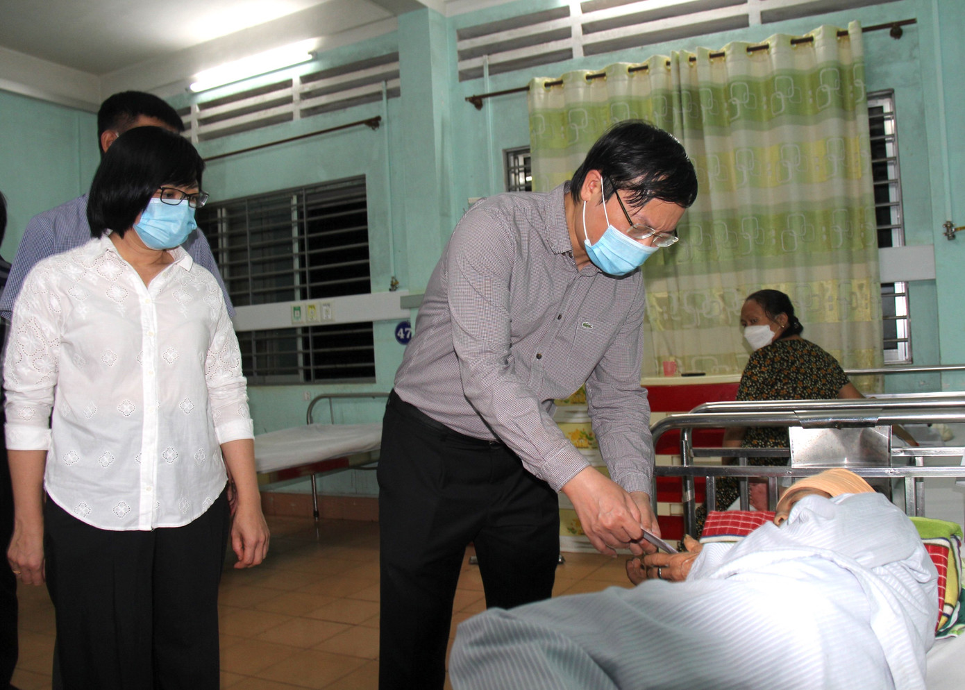 Ông Trương Hải Long (áo xám) và bà Nguyễn Thị Thanh Lịch đến thăm hỏi, động viên các nạn nhân trong vụ tai nạn Ông Trương Hải Long (áo xám) và bà Nguyễn Thị Thanh Lịch đến thăm hỏi, động viên các nạn nhân trong vụ tai nạn