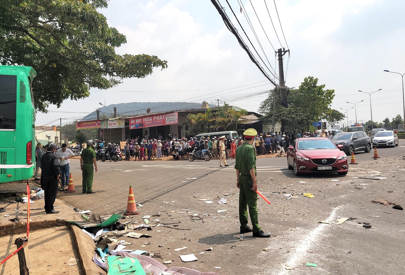 Lực lượng công an đến phân luồng, đảm bảo an toàn giao thông Lực lượng công an đến phân luồng, đảm bảo an toàn giao thông