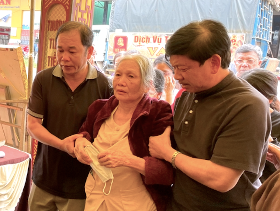 Mẹ của ông Dương Minh Ninh đau lòng bởi cú sốc quá lớn.