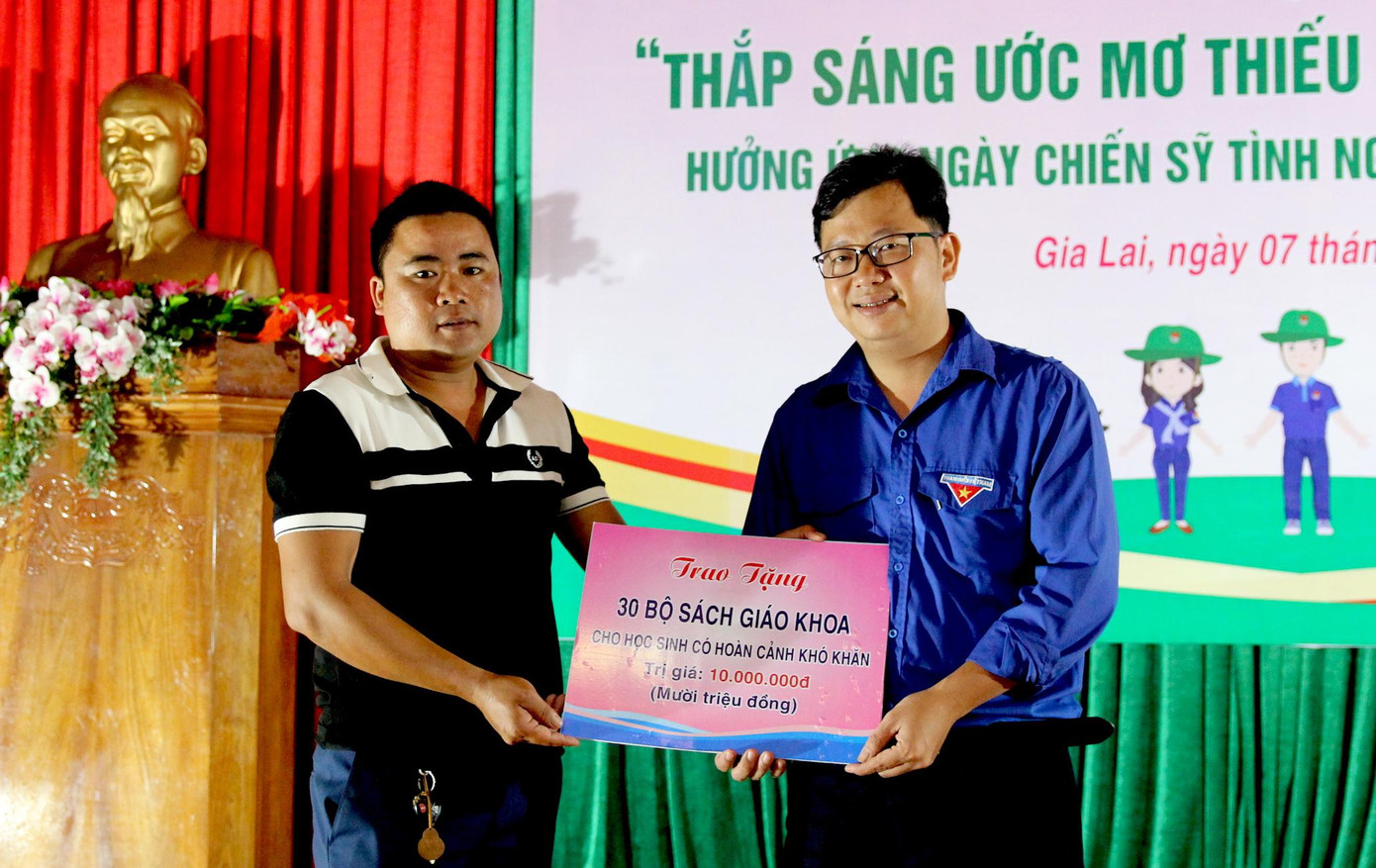 Ông Nguyễn Linh Quang - đại diện Cty TNHH MTV Nguyễn Hiệu Gia Lai trao 30 bộ sách giáo khoa (ảnh trên) và 5 triệu đồng tặng 3 em nhỏ mồ côi cả bố và mẹ do tai nạn giao thông trên địa bàn huyện Đức Cơ (ảnh dưới) Ông Nguyễn Linh Quang - đại diện Cty TNHH MTV Nguyễn Hiệu Gia Lai trao 30 bộ sách giáo khoa (ảnh trên) và 5 triệu đồng tặng 3 em nhỏ mồ côi cả bố và mẹ do tai nạn giao thông trên địa bàn huyện Đức Cơ (ảnh dưới)